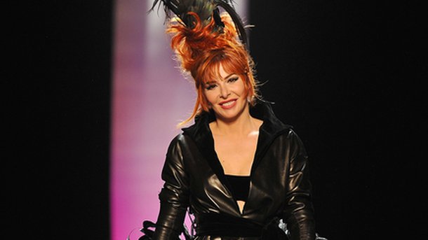 Mylène Farmer : un tournage en béquilles!