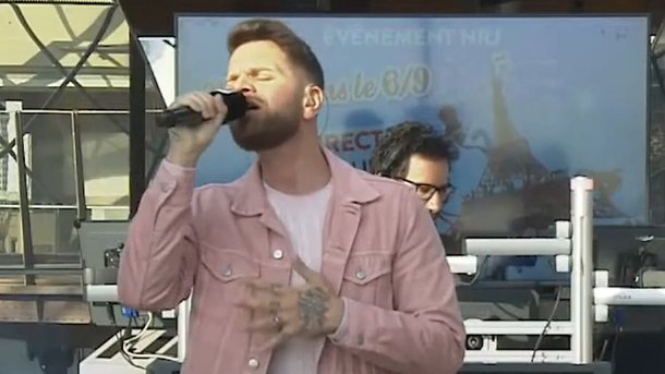 Keen’V chante son nouveau hit «Tahiti» à la Tour Eiffel