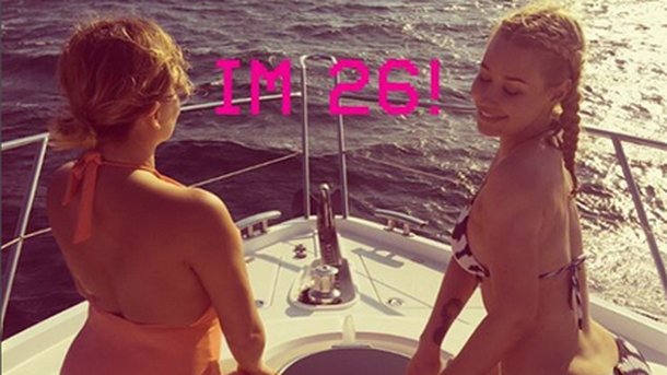 Iggy Azalea fête ses 26 ans en bikini entre copines!