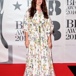 Lana Del Rey arrive aux Brit Awards 2016