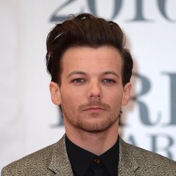 Louis Tomlinson arrive aux Brit Awards 2016