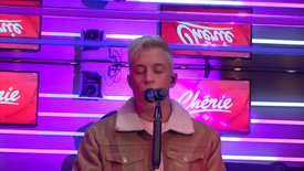 Loic Nottet interprète "On Fire" en live pour Chérie