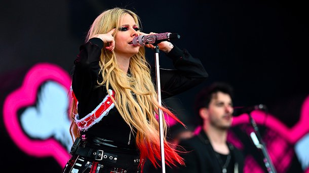Avril Lavigne reprend « Sk8er Boi » sur scène, 22 ans après sa sortie