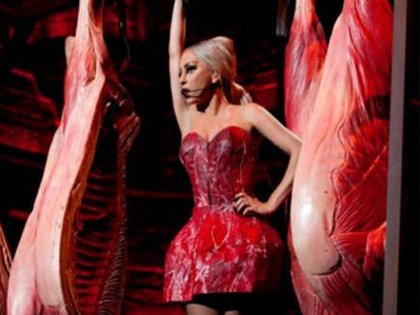 Lady Gaga : sa nouvelle robe en viande