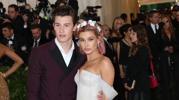 Shawn Mendes félicite Hailey Baldwin et Justin Bieber après leurs fiançailles!