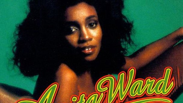 Anita Ward : sa carrière lancée par «Ring My Bell»