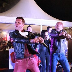 Keen'V fait danser Cauet