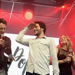 Amir en compagnie de Vincent Cerutti et Stéphanie Loire