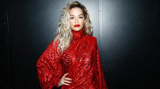 Défilés de mode parisiens pour Rita Ora!