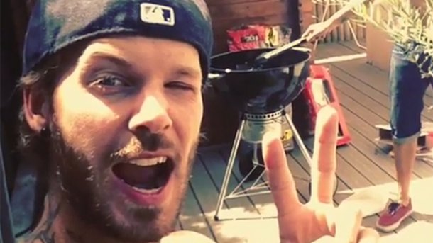 M.Pokora profite d'une pause estivale !