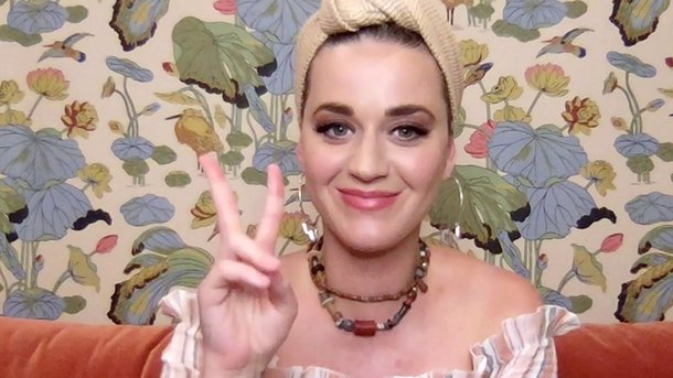 Katy Perry enceinte: elle dévoile son baby bump sur une adorable photo!