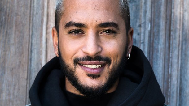 Slimane prend le contrôle de la story Facebook de Chérie !