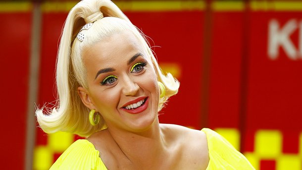 Katy Perry dévoile son corps post-accouchement en sous-vêtements