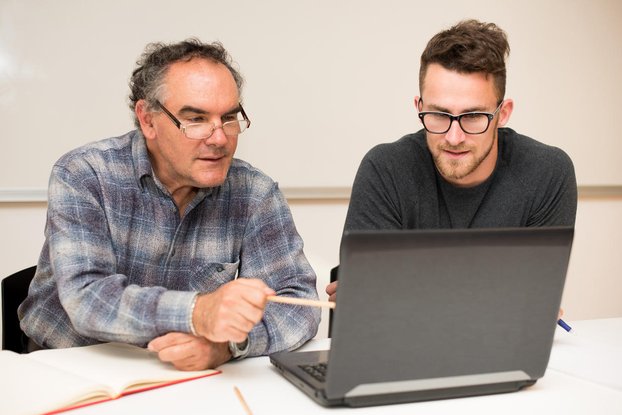 Faut-il avoir recours à un professeur particulier quand on est étudiant ?