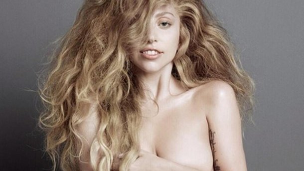 Lady Gaga nue et sans maquillage