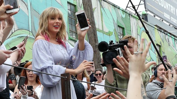 Taylor Swift se confie sur sa passion pour l’écriture