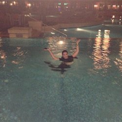 Demi Lovato s'éclate à la piscine