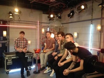 One Direction: Qui est prêt pour la photo des 1D de la semaine?! Regardez les gars backstage au lancement de la Youngeneration mercredi dernier! 1DHQ 