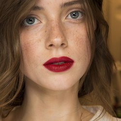 La bouche rouge vif pour un make up naturel mais intense