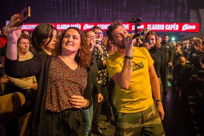 Claudio Capéo chante avec les auditeurs de Chérie lors du Concert privé Pop Love de Trélazé.