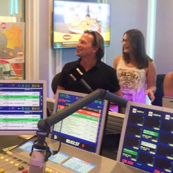 Bruno Roblès - Amelle Chahbi est venue faire une visite - 100% rire sur Rire & Chansons