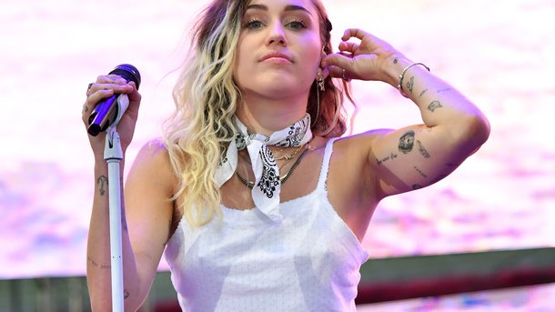 Miley Cyrus : au lit topless avec ses chiens !