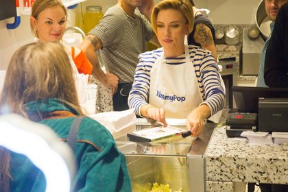 Scarlett Johansson en serveuse