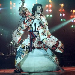 Freddie Mercury adopte un style japonisant