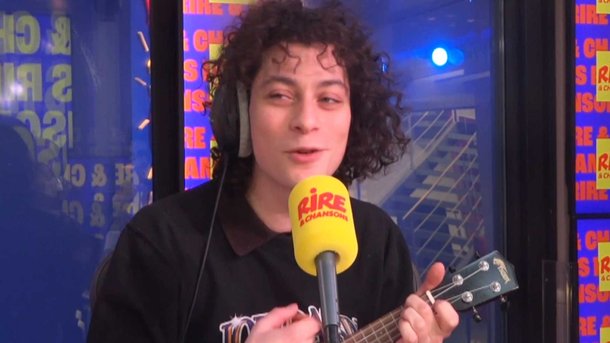 Roman Doduik chante "La chanson de la Daronne" dans l'Afterwork du rire