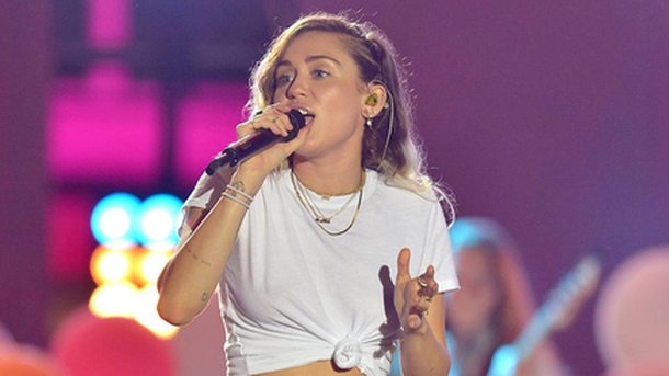 Miley Cyrus fête la journée du baiser