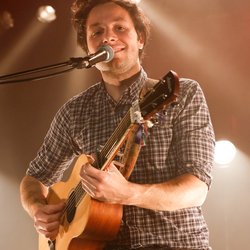Vianney chante "Pas là" pendant son concert pop love