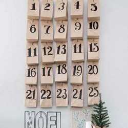 Un calendrier de l'Avent accroché à un bout de bois