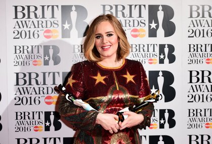 Adele arrive aux Brit Awards 2016