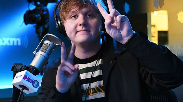 Lewis Capaldi est n°1 aux États-Unis avec «Someone You Loved» !