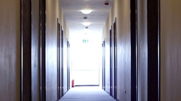 Les infos du Réveil Chérie :  ivre et nu, il se trompe de porte et se perd dans les couloirs d'un immeuble
