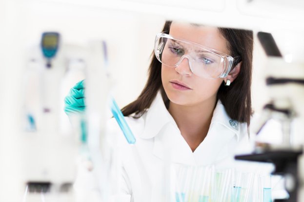 Pourquoi les filles sont-elles moins nombreuses dans les filières scientifiques ?