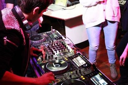 Jeudi 18 octobre avec Amel Bent et le Dj Michael Canitrot
