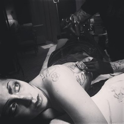 Lady Gaga se fait tatouer en direct!