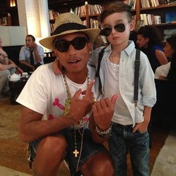 Pharrell Williams: est-ce que le style d'Alonso Mateo n'est pas complètement fou? @alonsomateoreal 