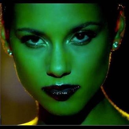 Alicia Keys twitte une photo extraite de son nouveau clip!