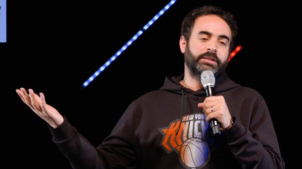Humour : Wary Nichen sur scène : "La banque : Moi j'habite en Suisse et je travaille en France. J'ai rien compris à la vie..."