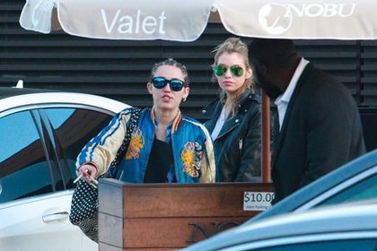Miley Cyrus et Stella Maxwell