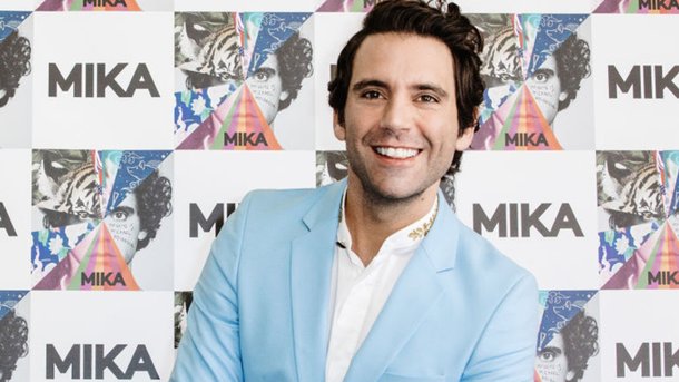 "Cooking with Mika": Mika lance ses cours de cuisine à la maison !
