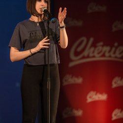 Marina Kaye sur la scène du Concert privé Pop Love
