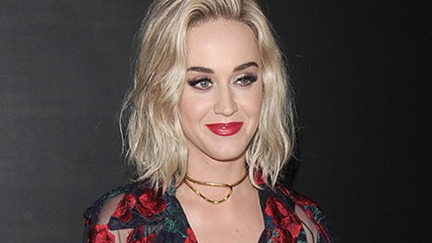 Katy Perry aide une fan à faire sa demande en mariage en plein concert!
