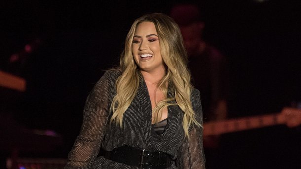 Demi Lovato en couple : découvrez son nouveau petit-ami Henry Levy !