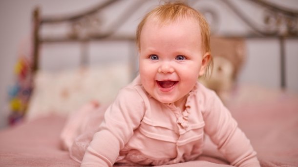 Les infos du Réveil Chérie : les bébés de 6 mois savent déjà reconnaître “les gentils” des “méchants”