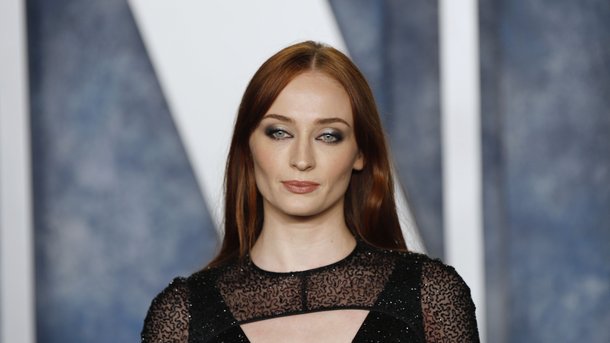Sophie Turner bluffante en Lara Croft