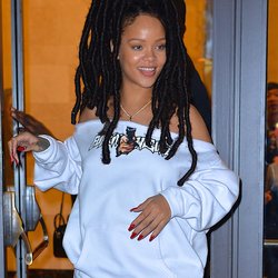 Rihanna adopte le look rasta