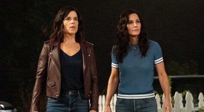 Neve Campbell (Sidney Prescott) et Courteney Cox (Gale Weathers) sur le tournage de "Scream"